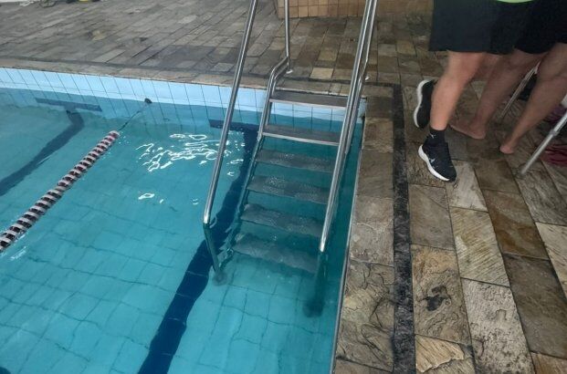 PISCINA MÉDIA - ESCADA DE ACESSO.jpg