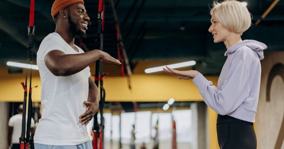 Decisão segura na hora de contratar personal trainer e usar apps corporativos em academias
